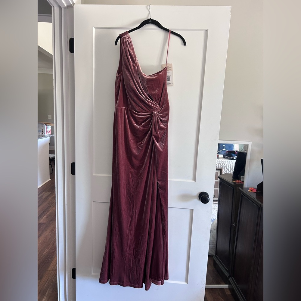 Revelry Bridesmaid dress - velvet
DUSTY ROSE- Florence
Size 12
Formal dress